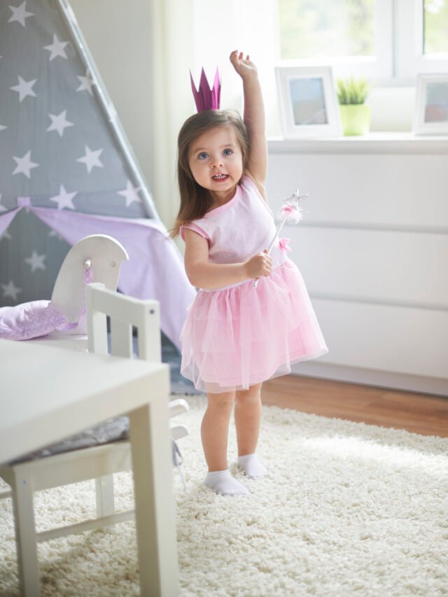 little-girl-playing-her-room
